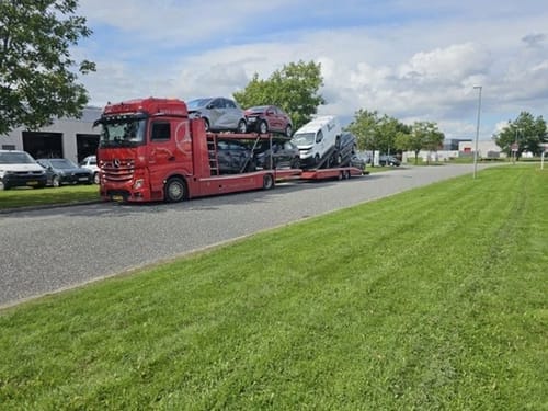 Rød Volvo autotransporter med biler